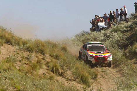 Stephane Peterhansel i Mitsubishi Racing Lancer har ikke sluppet følingen med de forreste hold i Rallye Dakar. Hans store styrke for først lov at udfolde sig senere i rallyet.